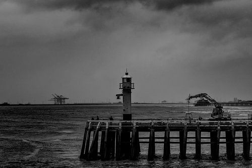 werken aan de vuurtoren op de pier