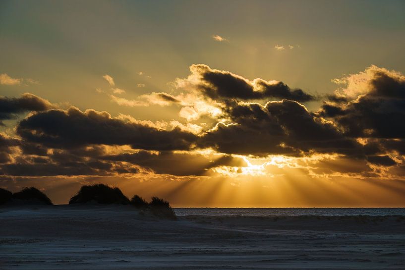 Sonnenuntergang mit Dnen auf der Insel Amrum van Rico Ködder