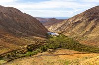Landschap met vulkanisch gebergte en stuwmeer in Fuerteventura