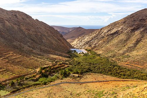Landschaft mit vulkanischen Bergen und Stausee auf Fuerteventura