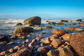 pierres sur la côte de la mer Baltique, près de Warnemünde, un jour de tempête. sur Rico Ködder