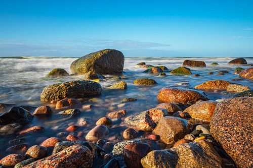 Stenen aan de Baltische kust bij Warnemünde op een stormachtige dag.