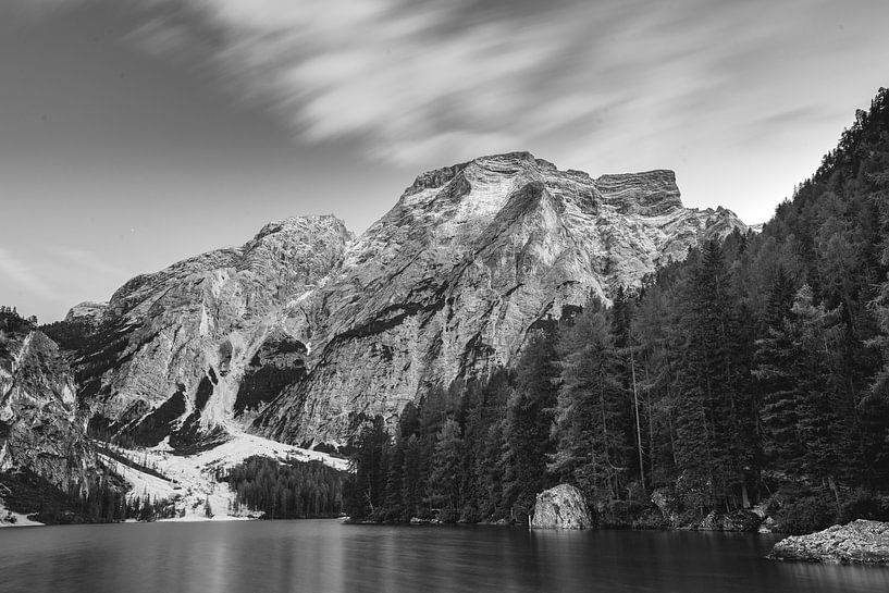 Pragser Wildsee schwarz-weiß von Sonny Vermeer