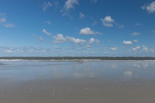 Schapenwolken weerspiegelen in zee