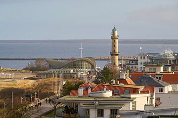 Blick auf den Leuchtturm und den Teepott, die Wahrzeichen der Stadt Warnemünde von Heiko Kueverling