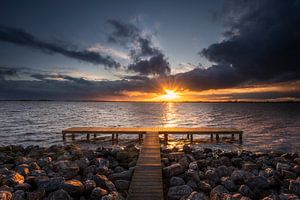 Sonnenuntergang am See von Ton Drijfhamer