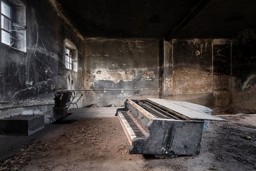 Dark Abandoned Piano. par Roman Robroek - Photos de bâtiments abandonnés