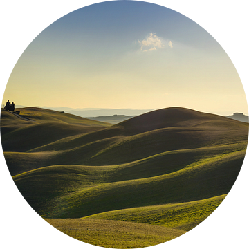 Glooiende heuvels en een boerderij. Crete Senesi, Toscane