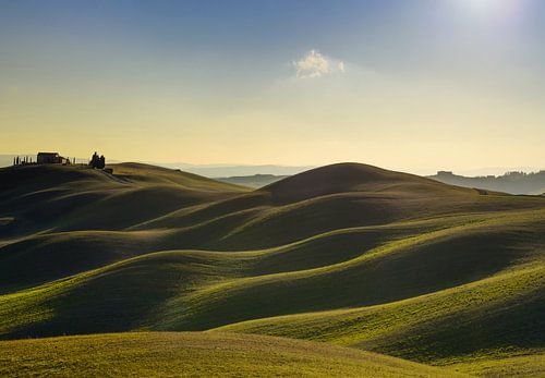 Glooiende heuvels en een boerderij. Crete Senesi, Toscane