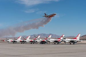 Un avion DC-10 de lutte contre les incendies fait une démonstration de déversement d'eau lors d'un s