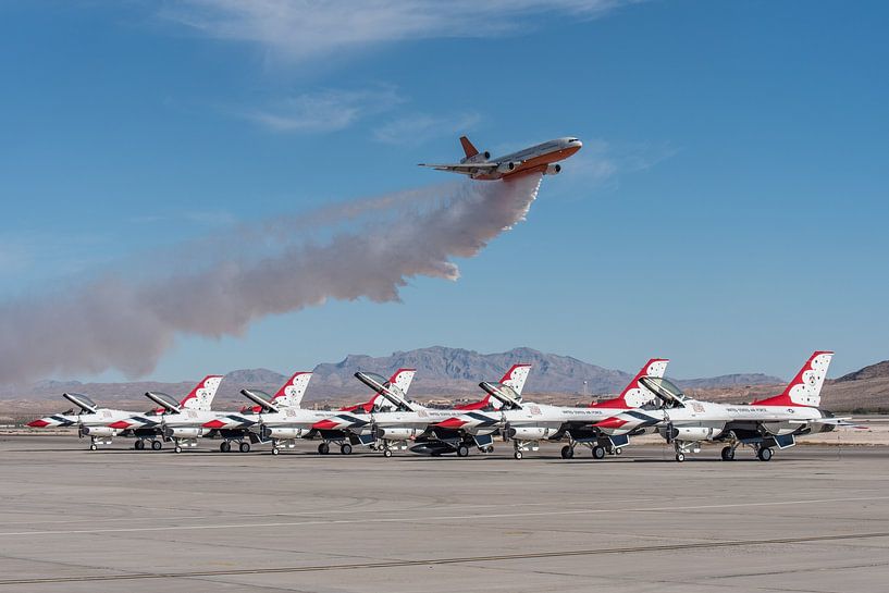Un avion DC-10 de lutte contre les incendies fait une démonstration de déversement d'eau lors d'un s par Jaap van den Berg