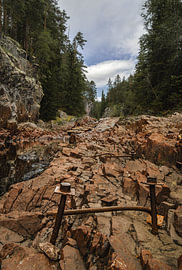 Nature suédoise - Tirage photo vertical représentant le flottage historique du bois dans les gorges de la rivière Brattfallet sur Dylan Winter Visuals