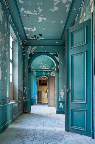 Türkisfarbener verlassener Flur