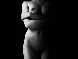 Torso van een naakte vrouw in Low-Key van Art By Dominic