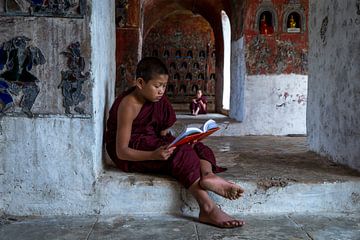 Lerende monniken in klooster in  Nyaung Shwe vlakbij Inle in Myanmar.  van Wout Kok