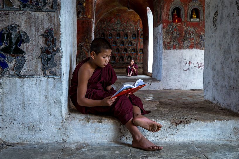 Lehrende Mönche im Kloster in Nyaung Shwe bei Inle in Myanmar.  von Wout Kok