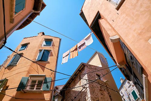 Waslijnen met kleren in de steegjes van het oude centrum van Rovinj