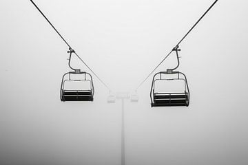 Skilift in de mist van Poster Art Shop