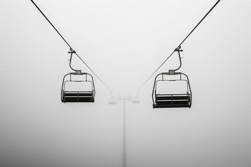 Skilift in de mist