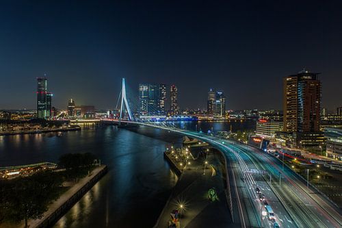 De skyline van Rotterdam in de avond van MS Fotografie | Marc van der Stelt