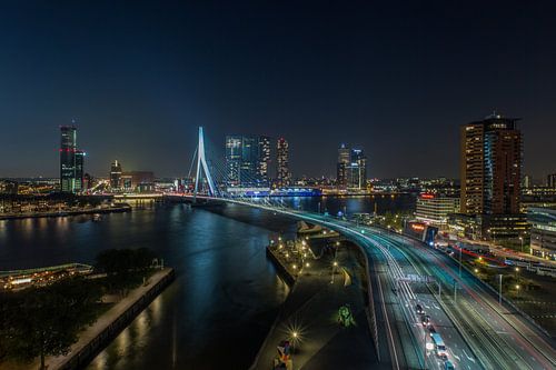 De skyline van Rotterdam in de avond