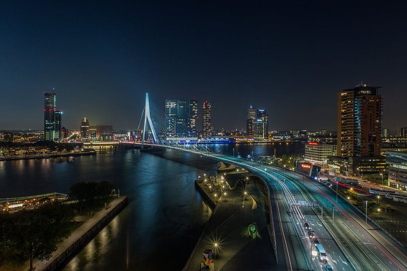 Die Skyline von Rotterdam in der Nacht von MS Fotografie | Marc van der Stelt