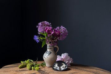 Stilleven met Keulse pot en paarse bloemen