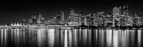 Indrukwekkend avondpanorama van Vancouver | Monochrom
