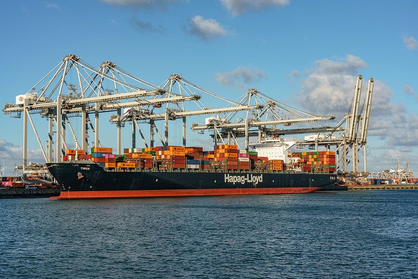 Containerschip Tirua van Hapag Lloyd. van Jaap van den Berg