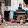 Fille népalaise sur une place colorée de Katmandou. Wout Kok One2expose sur Wout Kok