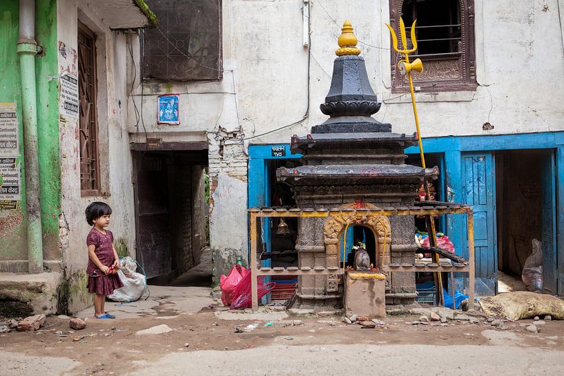 Nepalees meisje op een kleurrijk plein in Kathmandu. Wout Kok One2expose van Wout Kok