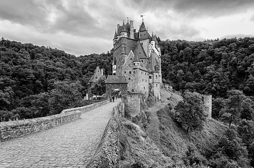 Bewolkte middag bij Burg Eltz (zwart-wit)