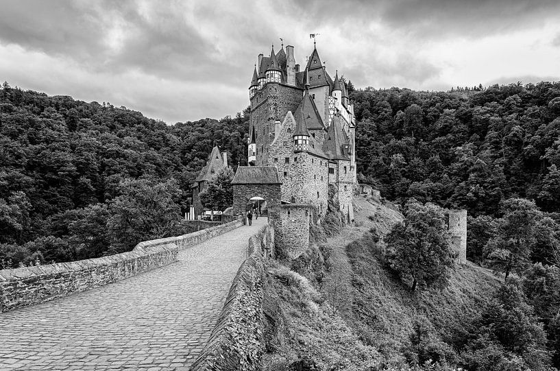 Bewölkter Nachmittag auf Burg Eltz (schwarz-weiß) von Jeroen de Jongh Fotografie