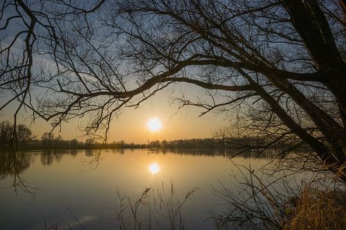 Zonsondergang boven een meer