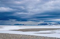 Landschaft mit dunklen Wolken auf Spitzbergen von Merijn Loch Miniaturansicht