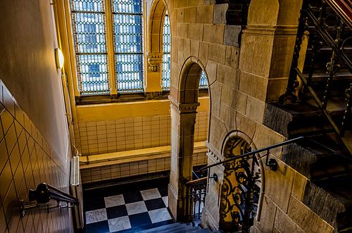 Een trappenhuis in Magna Plaza by Don Fonzarelli