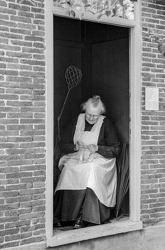 Oude dame aan de handarbeid