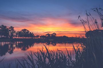 Romantischer Sonnenuntergang über dem See von Fotografiecor .nl