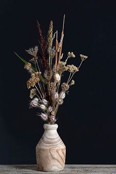 Droogbloemen in houten vaas van Anjo Kan