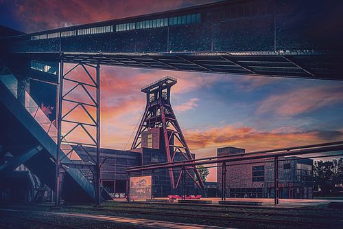 Schachttoren van de kolenmijn Zollverein onder een dramatische hemel - "Eiffeltoren van het Ruh