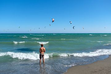 looking at the kites van Peter Laarakker