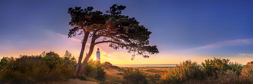 Sonnenaufgang  am Leuchtturm Dornbusch auf der Insel Hiddensee. Panoramabild.