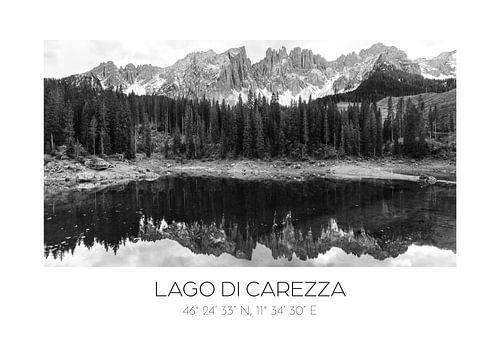 Lago de Carezza | Grafische poster met coördinaten | Zwart-witfotografie | Dolomieten