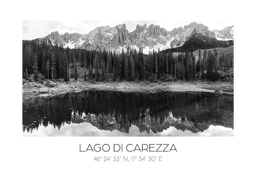 Lago de Carezza | Poster graphique avec coordonnées | Photographie noir et blanc | Dolomites par Laura Dijkslag
