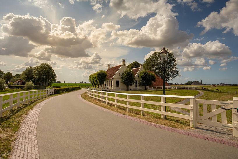 Waarhuis bei Aduarderzijl - Schleusenwärterhaus unter einem niederländischen Wolkenhimmel von KB Design & Photography (Karen Brouwer)