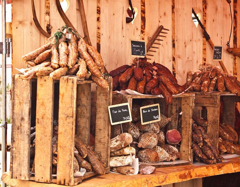 vleeswaren op een oude traditionele markt van Margriet Hulsker