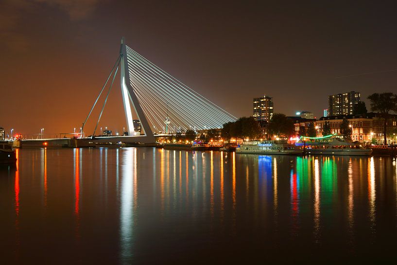 Rotterdam bij nacht by Michel van Kooten