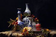 Stilleven met Delfts Blauw en zwevend fruit van Watze D. de Haan thumbnail
