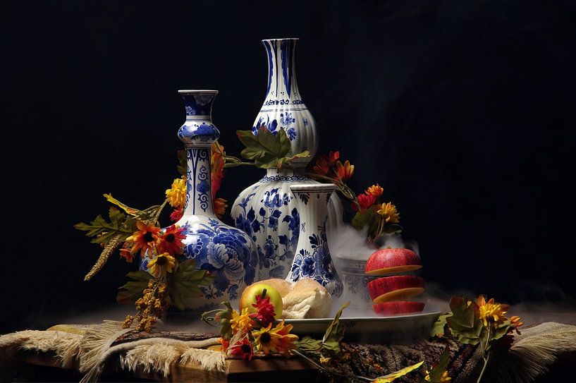 Stilleven met Delfts Blauw en zwevend fruit van Watze D. de Haan