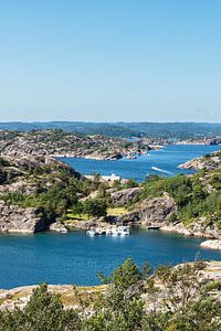 Blick von der Insel Monsøya über Schäreninseln in Norwegen